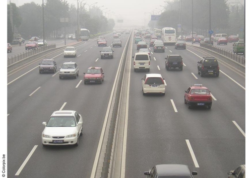 autoroute de Pekin dans le brouillard