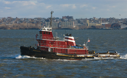 bateau-remorqueur dans le port de New York