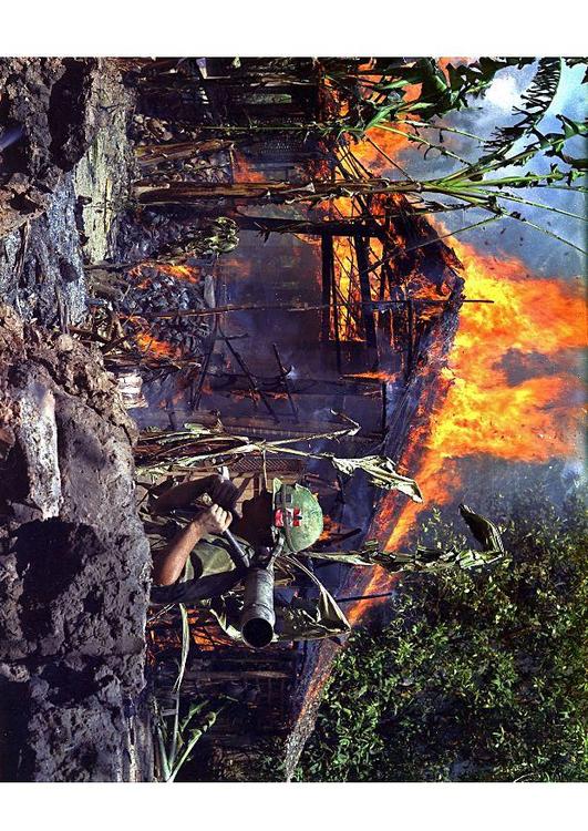 camp vietcong en feu