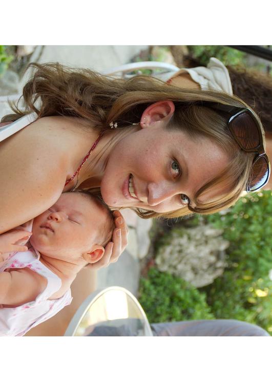 demoiselle avec un bébé