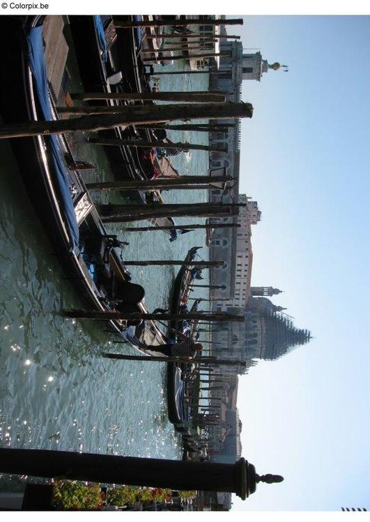 Gondoles sur le grand canal de Venise