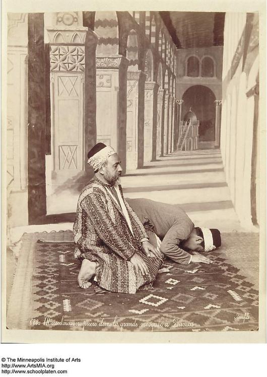 Musulmans qui prient dans la grande mosquée de Damas