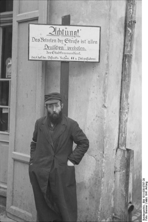 Photo Pologne - Ghetto Radom-Juif devant panneau d'interdiction