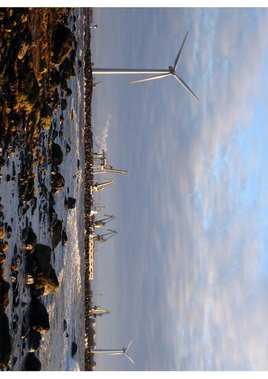 port avec éoliennes