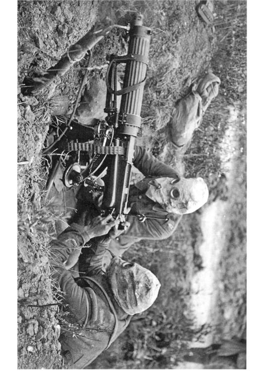 soldats avec machingun et masque à gaz