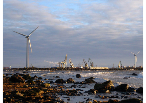 Photo port avec éoliennes