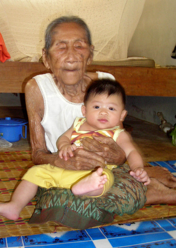 vieux et jeune - vièlle femme avec un bébé