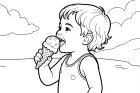 un enfant mange de la glace