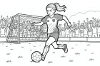une fille joue au football