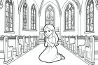 Une jeune fille prie dans l'église