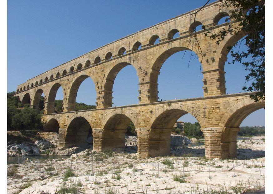 aqueduc romain, nimes, france Photo aqueduc romain, nimes, france