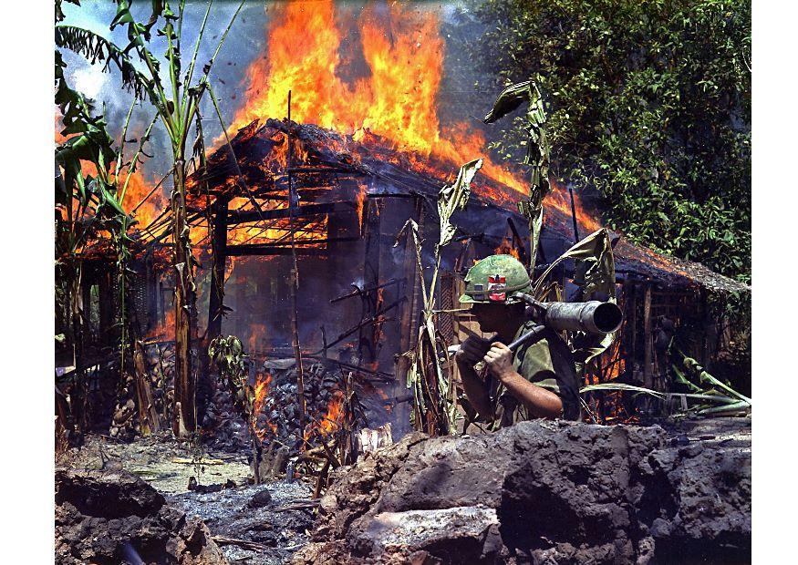 camp vietcong en feu Photo camp vietcong en feu