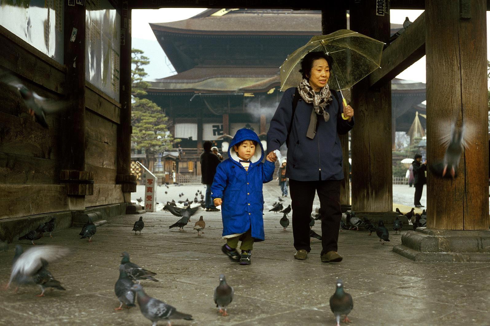 dame et fille prA¨s du temple Photo dame et fille prA¨s du temple