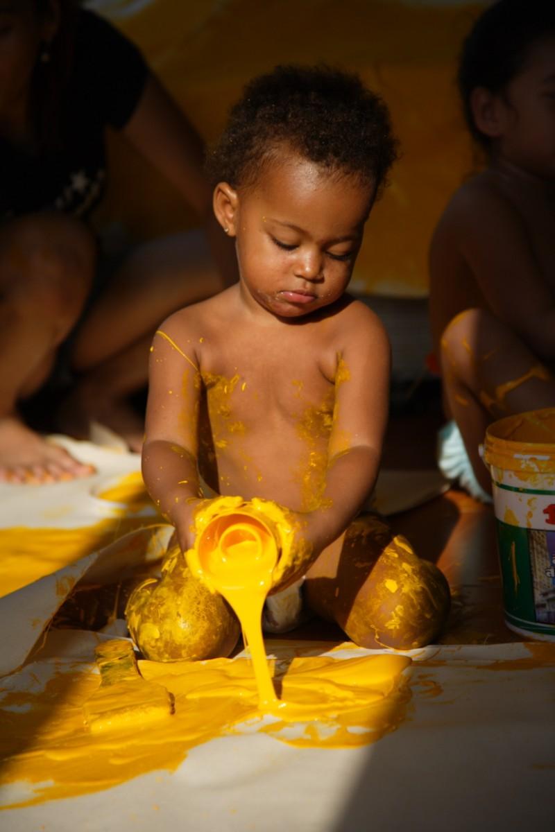 enfant avec peinture Photo enfant avec peinture