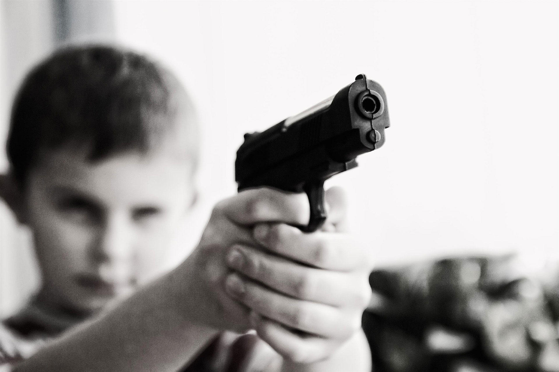 enfant avec une arme Photo enfant avec une arme