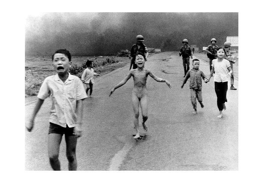 enfants aprA¨s une attaque au napalm Photo enfants aprA¨s une attaque au napalm