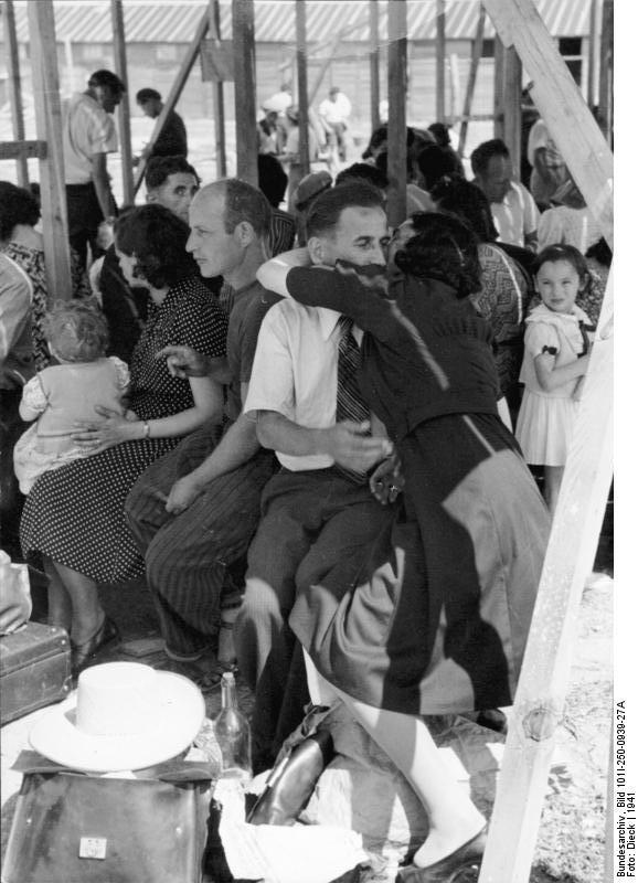 france - beaune - la rolande prisonniers dans un camp Photo france - beaune - la rolande prisonniers dans un camp