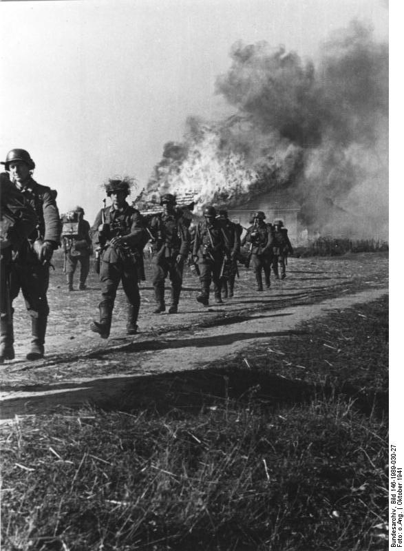 la russie - infanterie devant maison en feu Photo la russie - infanterie devant maison en feu