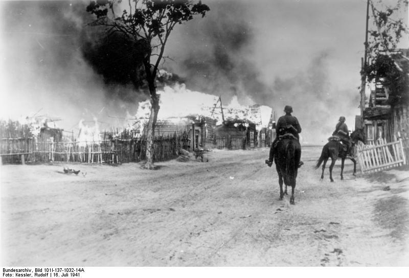 la russie-village en feu et cavalerie Photo la russie-village en feu et cavalerie