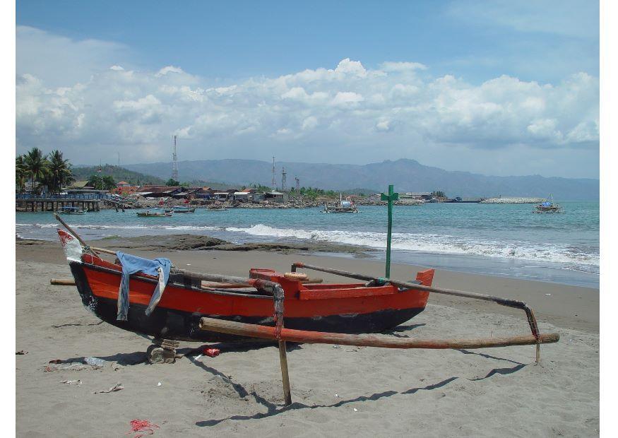 petit bateau de pAªcheur, indonA©sie Photo petit bateau de pAªcheur, indonA©sie