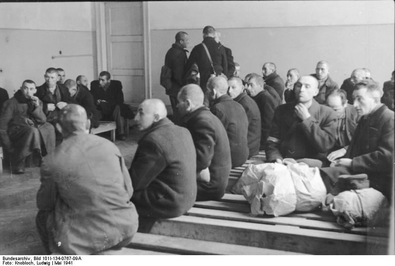 Photo pologne - ghetto de varsovie - des hommes attendent