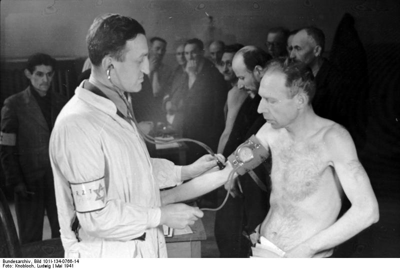Photo pologne-ghetto de varsovie- hommes subissent un contrA´le mA©dical