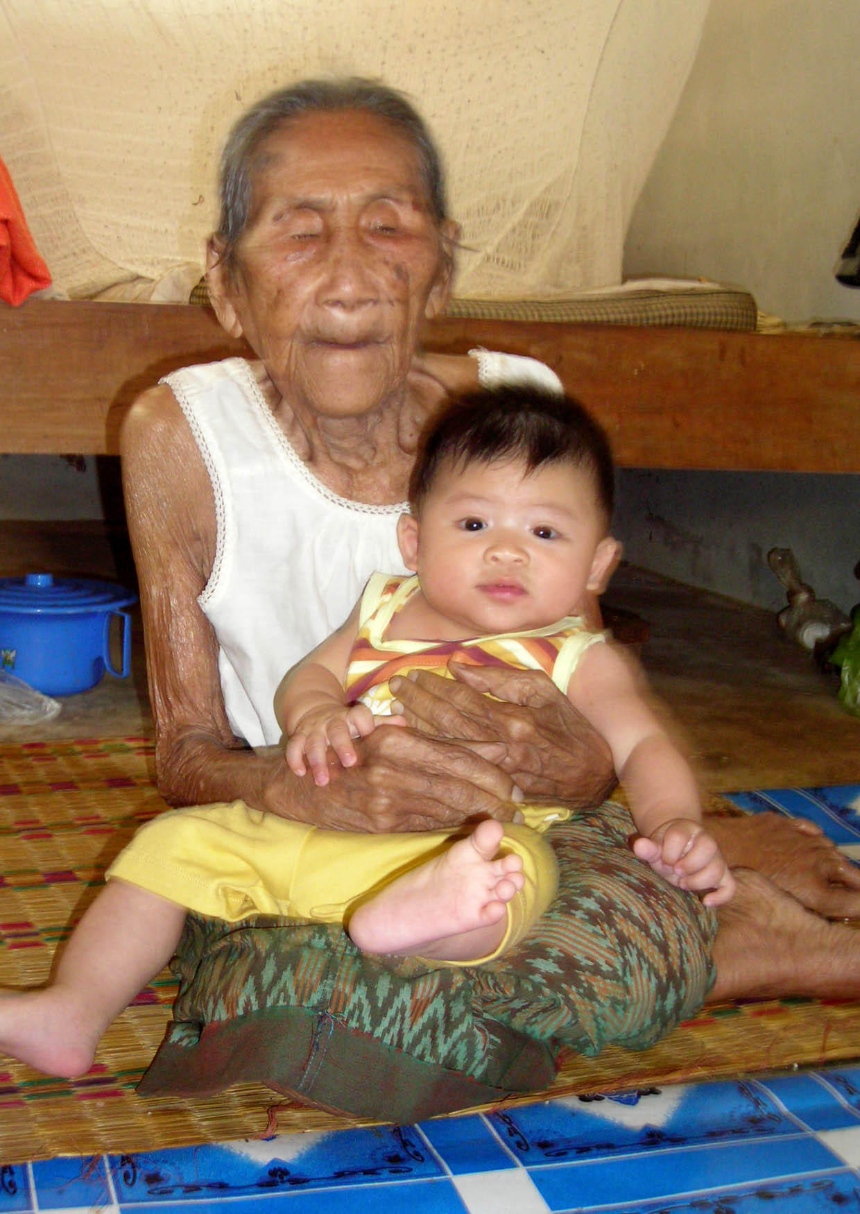Photo vieux et jeune - viA¨lle femme avec un bA©bA©