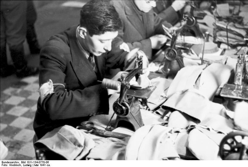 pologne - ghetto de varsovie - atelier de couture Photo pologne - ghetto de varsovie - atelier de couture