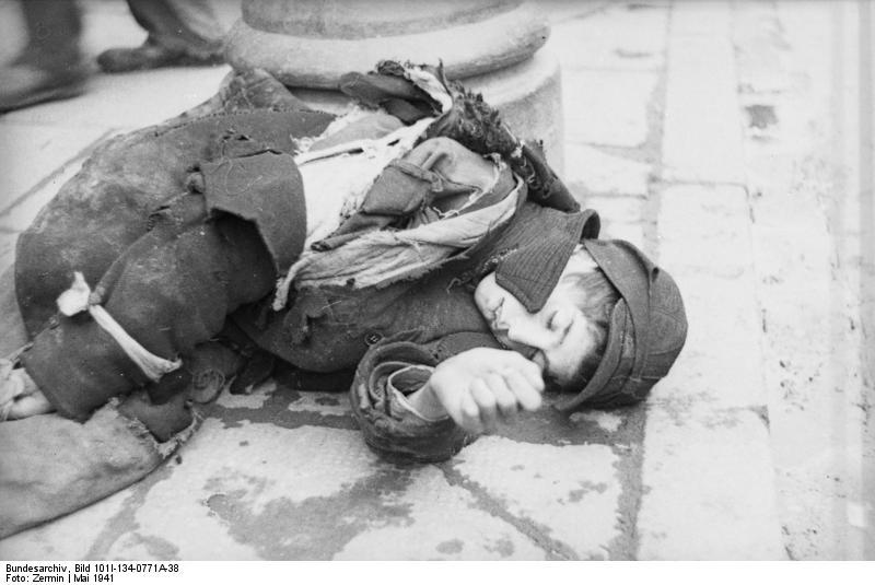 Photo pologne - ghetto de varsovie - enfants en haillons