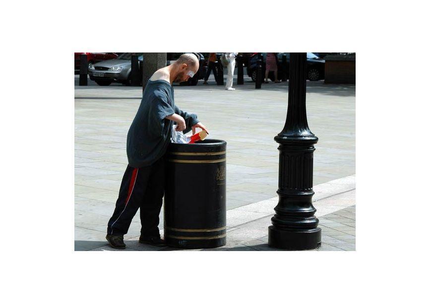 un homme qui cherche de la nourriture A londres Photo un homme qui cherche de la nourriture A londres