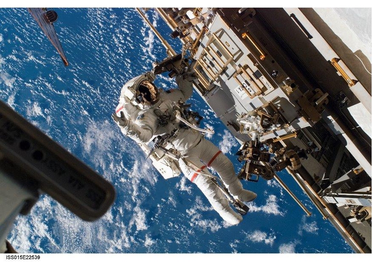 Photo astronaute dans la station spatiale