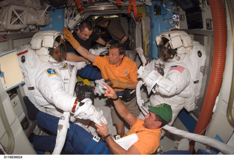 Photo astronautes dans station spatiale