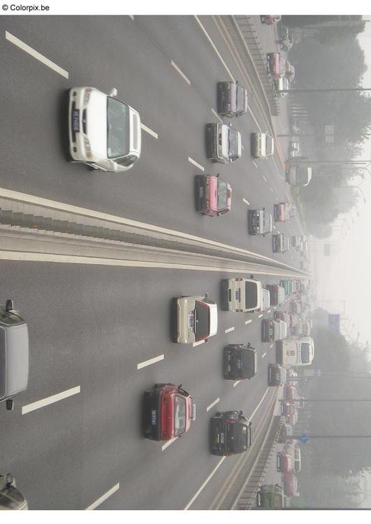autoroute de Pekin dans le brouillard