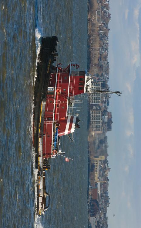 bateau-remorqueur dans le port de New York