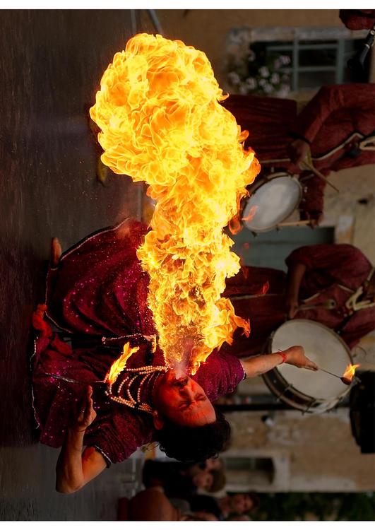 cracheur de feu du Jaipur Maharaja Brass Band
