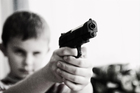 Photos enfant avec une arme