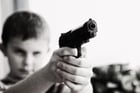 enfant avec une arme