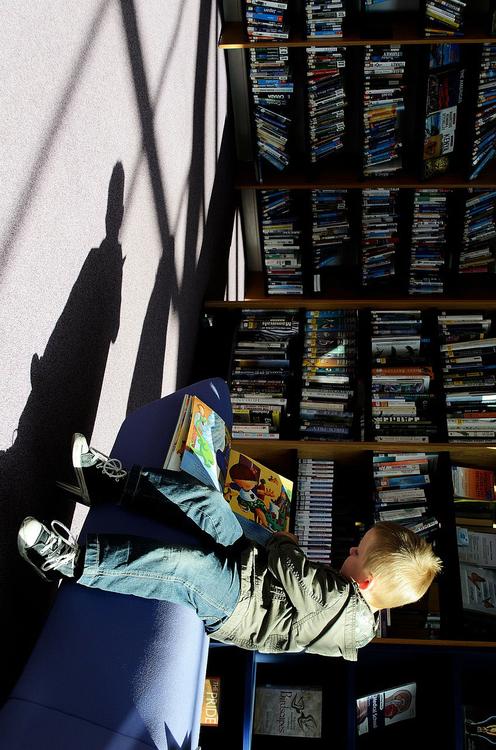 enfant dans une bibliothÃ¨que