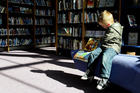 enfant dans une bibliothèque