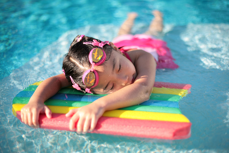 Photo fille Ã  la piscine