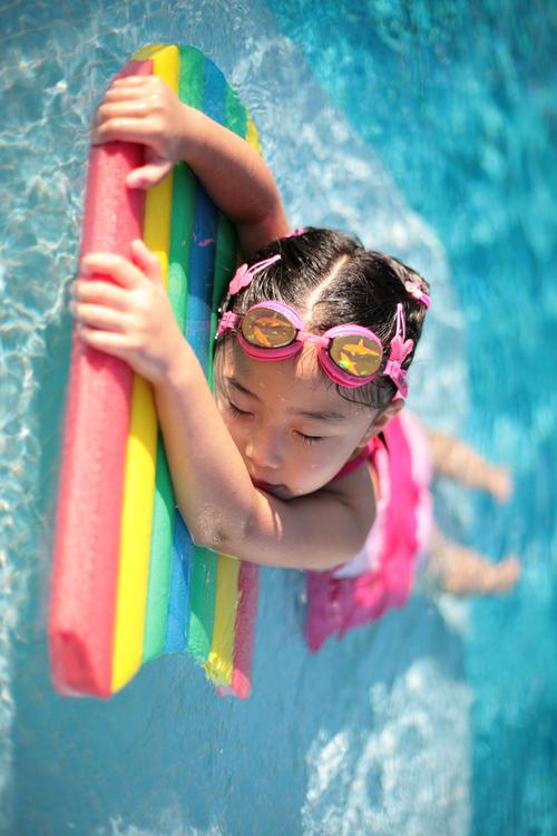 fille Ã  la piscine