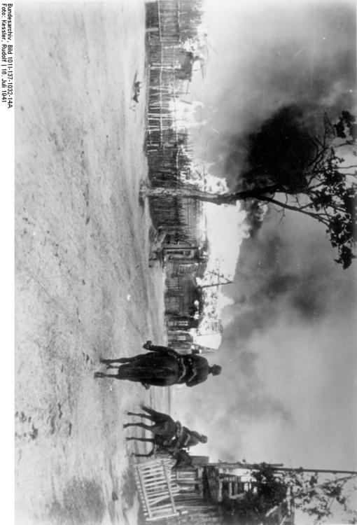 La Russie-village en feu et cavalerie