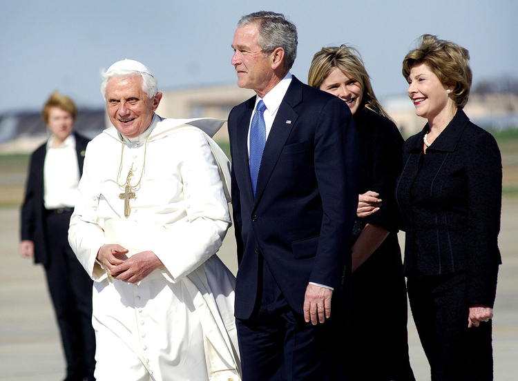 Photo pape BenoÃ®t XVI et George W. Bush