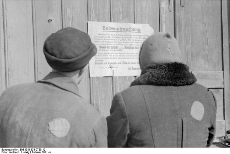 Photo Pologne-Zichenau-Juifs devant une publicatioj
