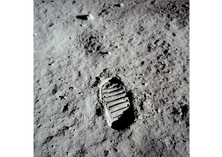 Photo premier pas sur la lune
