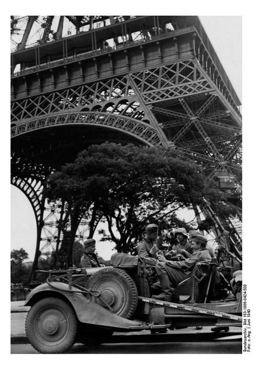 soldats sous la tour Eiffel