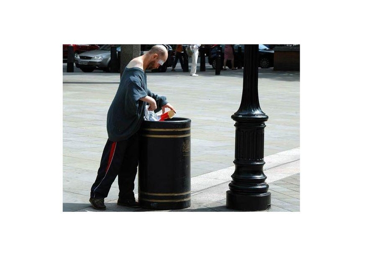 Photo un homme qui cherche de la nourriture Ã  Londres